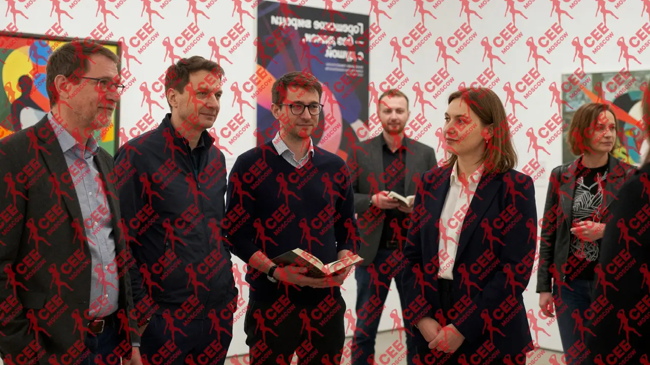 Люди на выставке в Москве, общаются естественно, без платных сопровождающих &mdash; альтернатива эскорт-услугам.