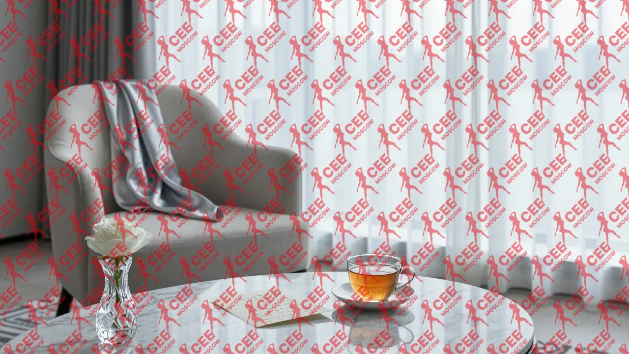 Пустая роскошная квартира на рассвете &mdash; только шарф, роза и записка напоминают о встрече.