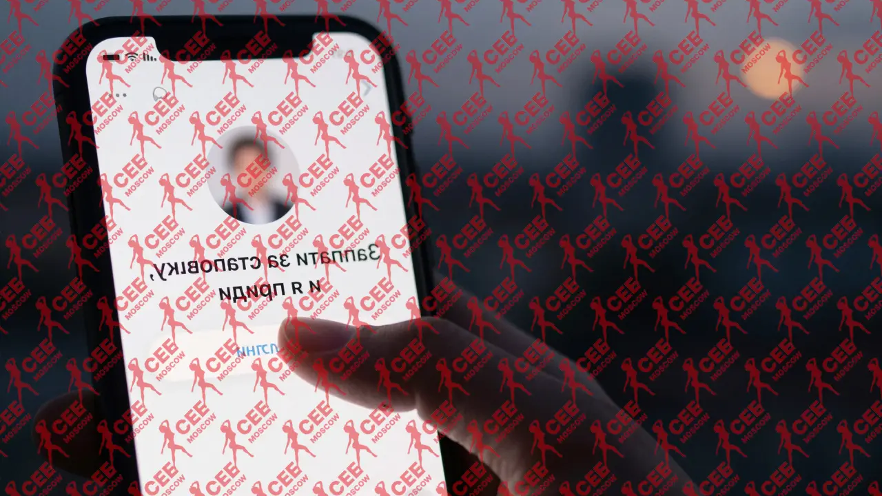 Рука над смартфоном, на экране которого &mdash; сообщение с требованием оплаты за страховку в Telegram.