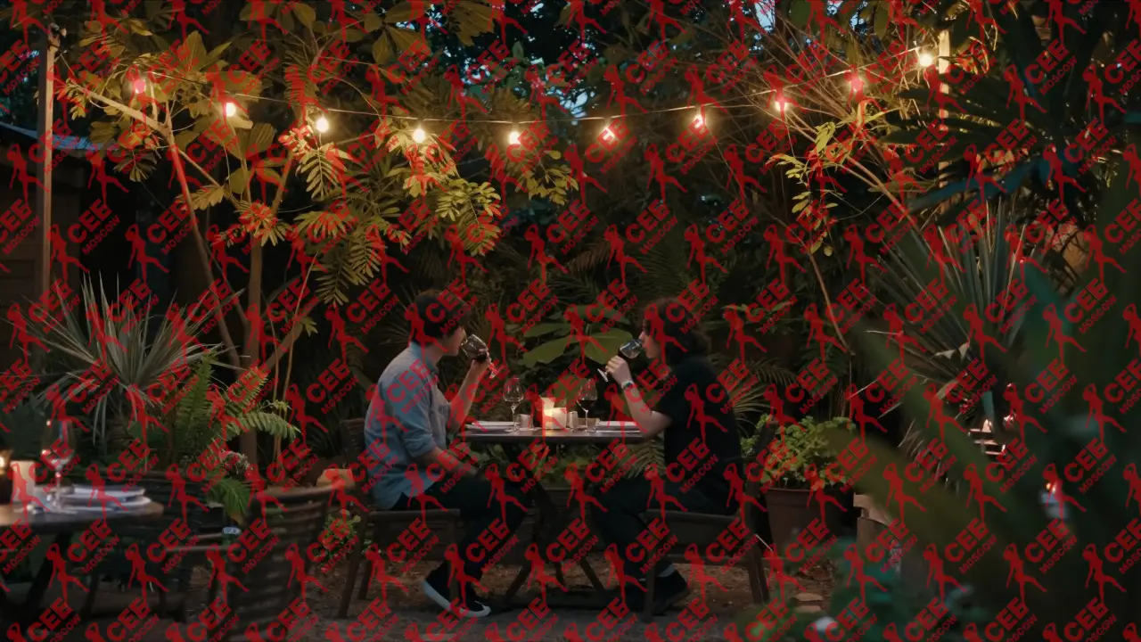 Уединенный ужин в саду при закате, никаких камер, никакого персонала &mdash; только тишина и мягкий свет.