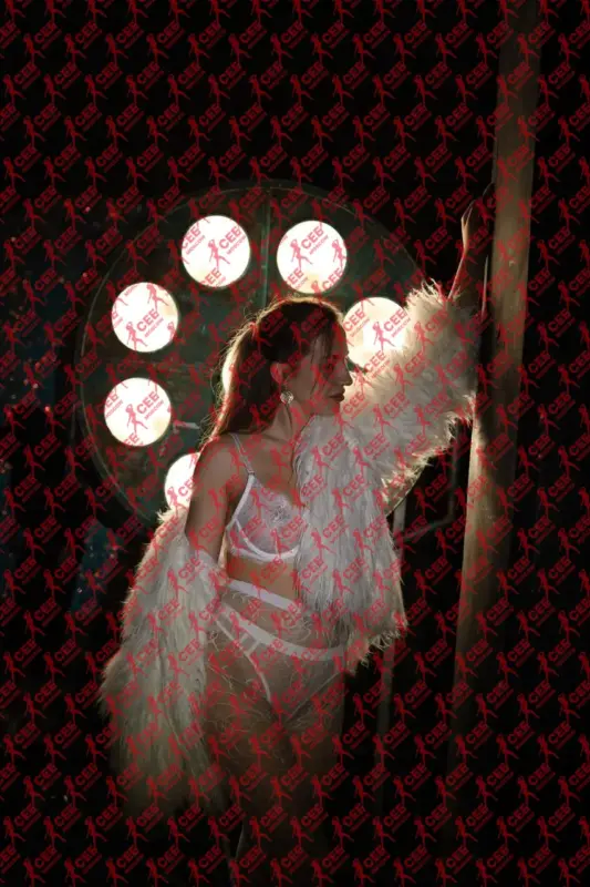 Имя: Теона, Возраст: 26, Грудь: 2